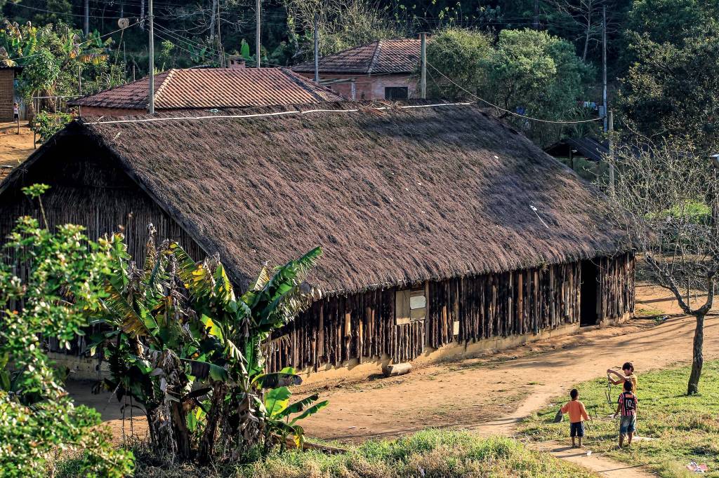 Índios guarani guiam passeios em área de proteção no extremo sul