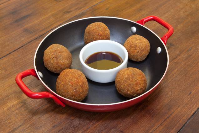 Bolinho de alheira com cogumelo-de-paris: acompanha molho tarê de vinagre balsâmico Bolinho de alheira com cogumelo-de-paris: acompanha molho tarê de vinagre balsâmico