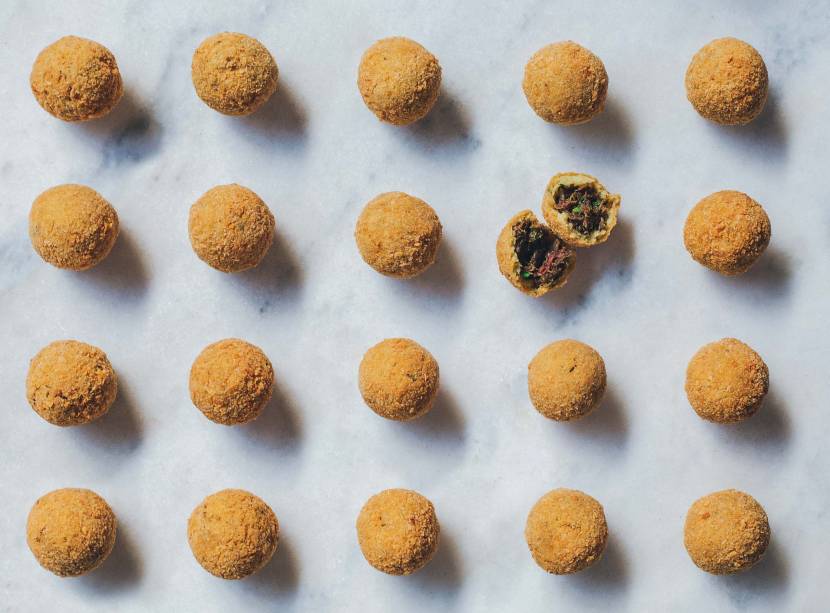 Bolinho basco: feito de bochecha bovina, foi eleito o melhor petisco de bar por Veja COMER & BEBER 2018 Bolinho basco: feito de bochecha bovina, foi eleito o melhor petisco de bar por Veja COMER & BEBER 2018