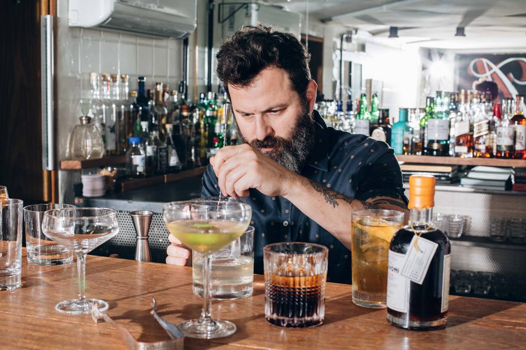O melhor bartender de 2018 é dono de um dos menores bares de São Paulo