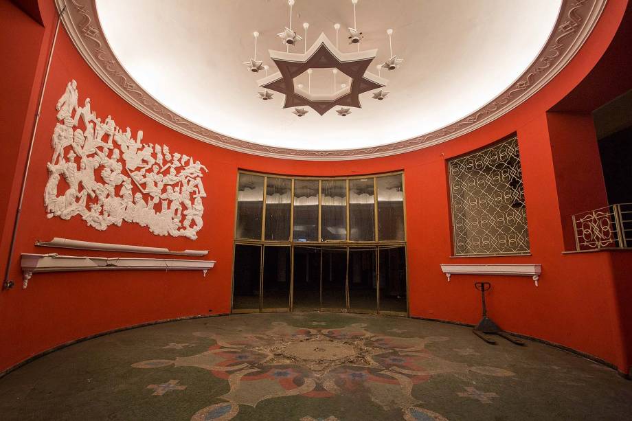 Interior do Cine Marrocos,no centro: tombado em1992 e desapropriadoem 2011, ainda vazio Interior do Cine Marrocos,no centro: tombado em1992 e desapropriadoem 2011, ainda vazio