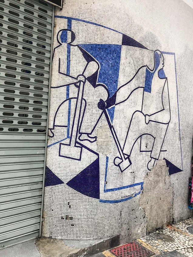 Painel de Di Cavalcanti,do Edif&iacute;cio Tri&acirc;ngulo,projetado por OscarNiemeyer (1952-1955):tombado em 2004