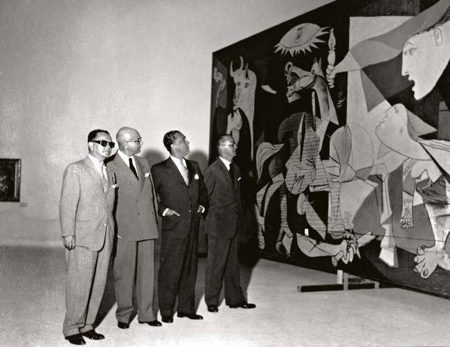 Juscelino Kubitschek, governador de Minas Gerais, e Cicillo Matarazzo, da esquer.jpg Juscelino Kubitschek, governador de Minas Gerais, e Cicillo Matarazzo, da esquer.jpg