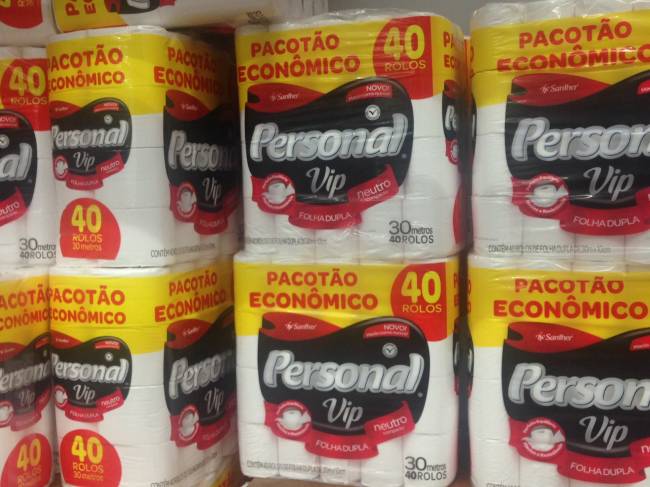 Sams Club Pacote de papel higiênico Personal Vip, com quarenta rolos R$ 39,47 Fileiras de pacotes de papel higiênico Personal.