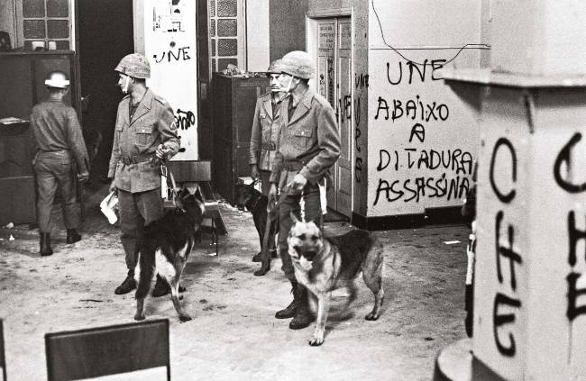 Policiais, com cães, na Faculdade de Filosofia da USP, na rua Maria Antonia.