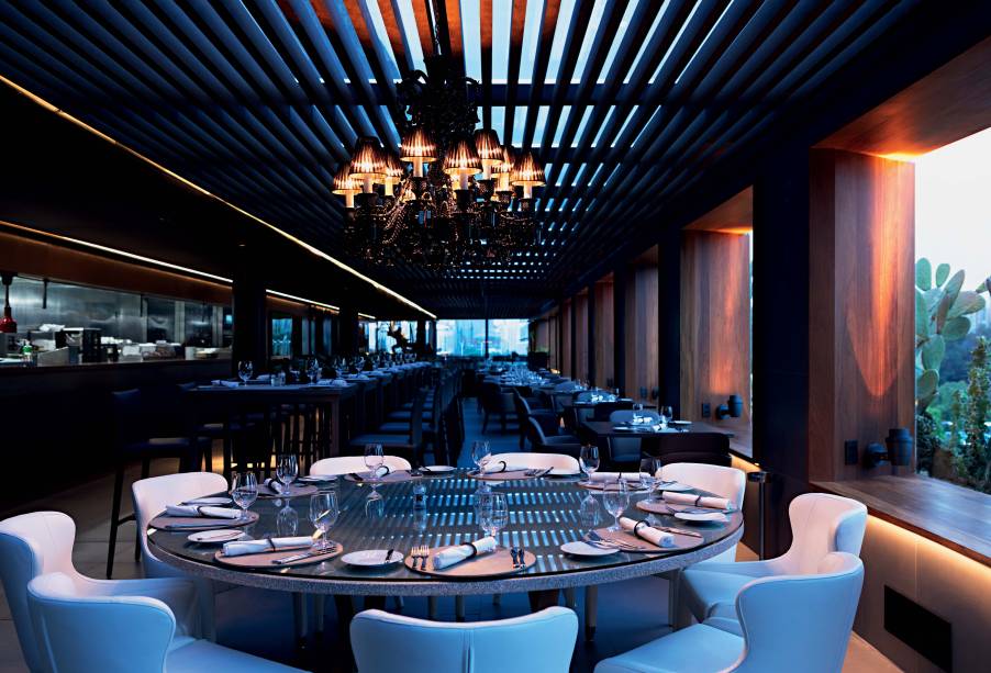 O salão do Skye: o melhor restaurante de cozinha variada por Veja COMER & BEBER fica no topo do Hotel Unique, um dos hotéis mais bonitos da cidade O salão do Skye: o melhor restaurante de cozinha variada por Veja COMER & BEBER fica no topo do Hotel Unique, um dos hotéis mais bonitos da cidade