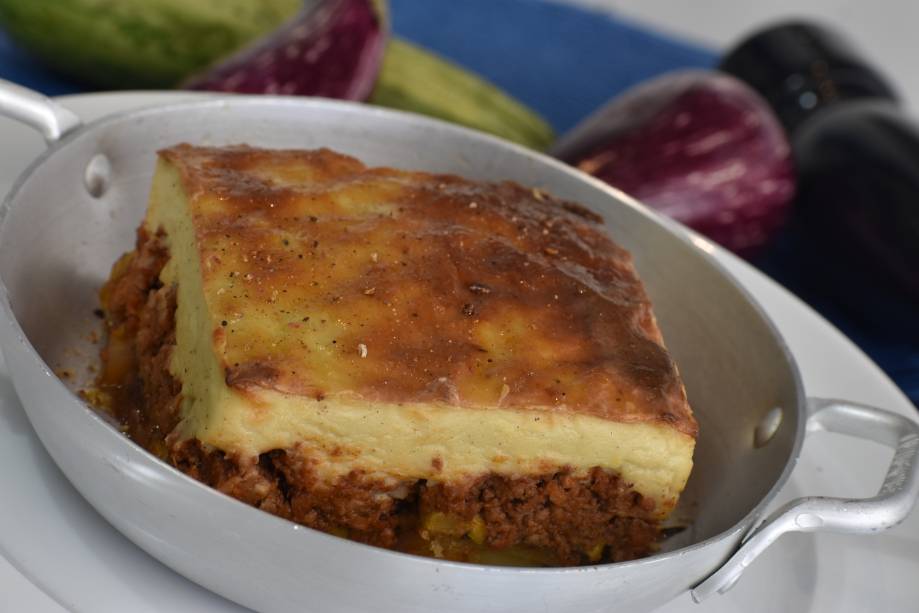 Mussaká: espécie de lasanha vegetal com lâminas de berinjela, abobrinha e batata, molho bechamel e carne moída