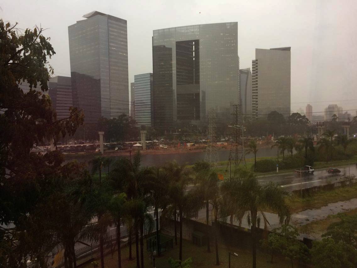 Frente fria traz chuva na sexta (14) e muda o tempo no fim de semana