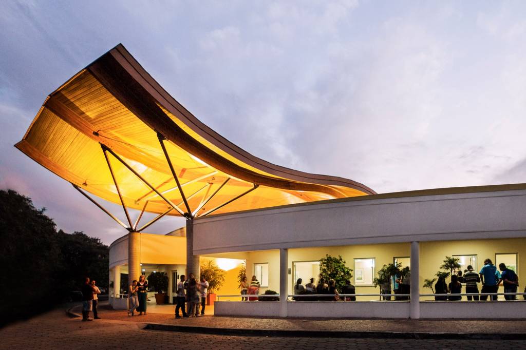 Arquiteta inaugura espaço de meditação em cemitério