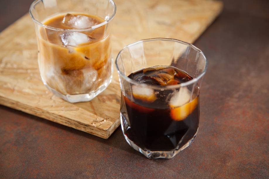 Cold brew: café de grãos do tipo arábica extraído a frio, pode vir puro ou com leite Cold brew: café de grãos do tipo arábica extraído a frio, pode vir puro ou com leite