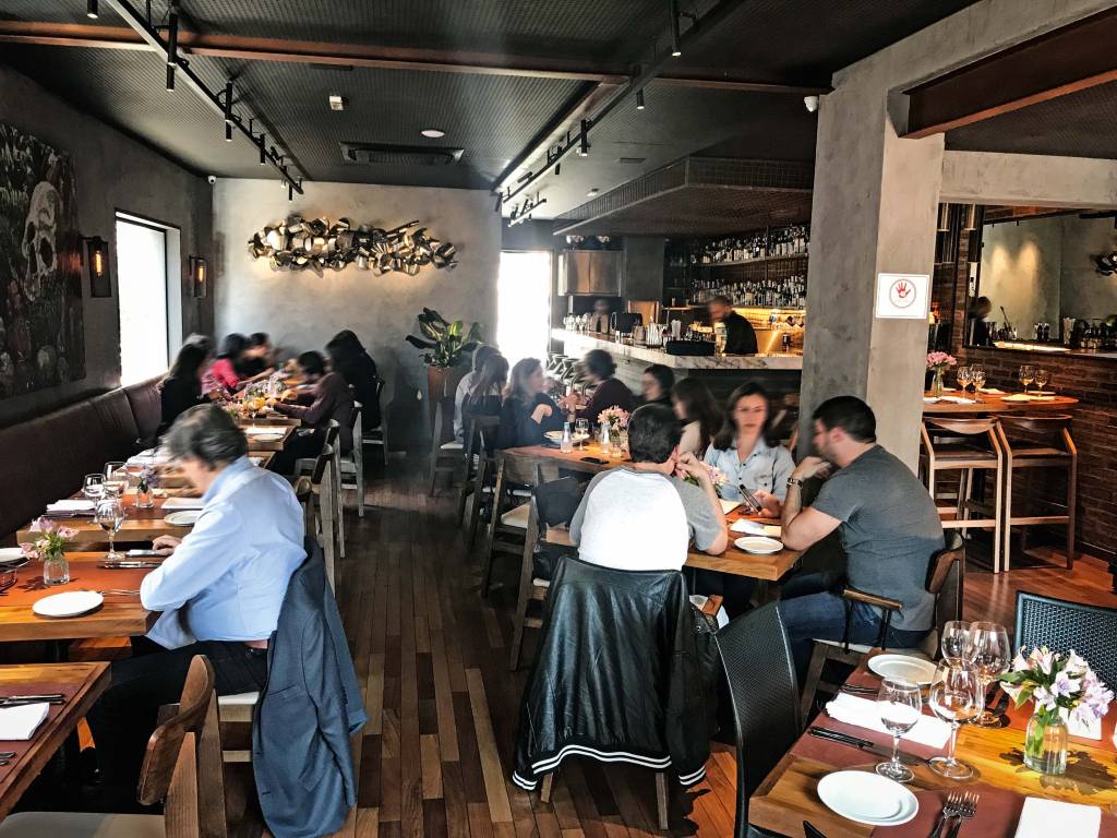 Primeiro restaurante de Henrique Fogaça está com o ambiente diferente