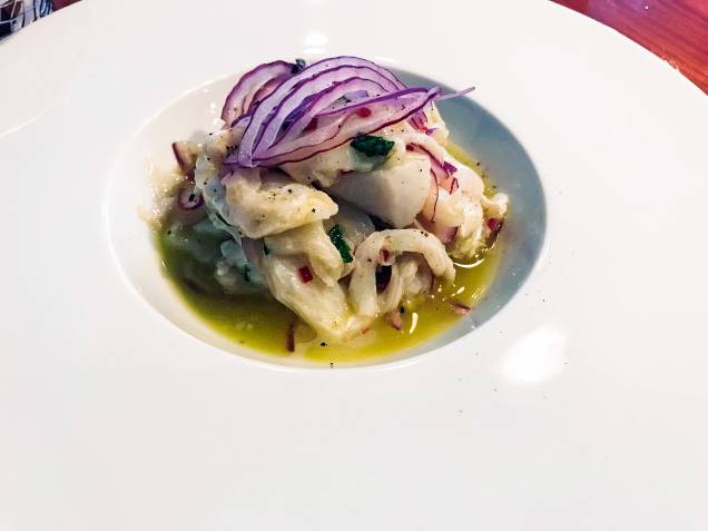 Ceviche de bacalhau: o pescado cru vai na emulsão de azeite e limão com um toque de pimenta dedo-de-moça e fios de cebola roxa Ceviche de bacalhau: o pescado cru vai na emulsão de azeite e limão com um toque de pimenta dedo-de-moça e fios de cebola roxa