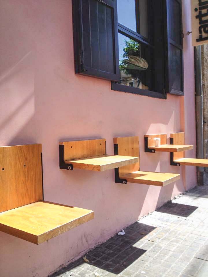 assentos no muro de padaria em Beirute assentos no muro de padaria em Beirute