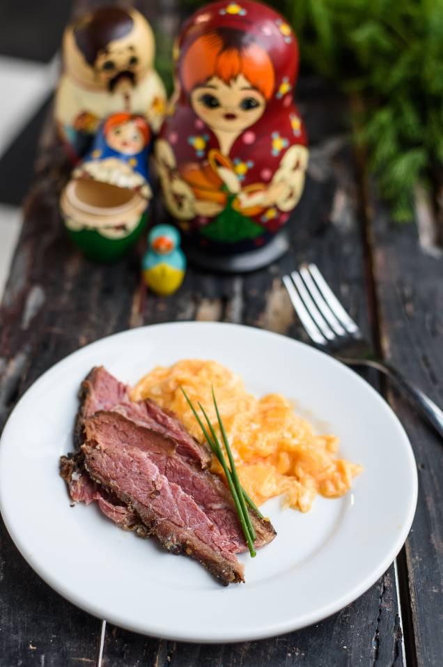 Pastrami com ovos mexidos Pastrami com ovos mexidos
