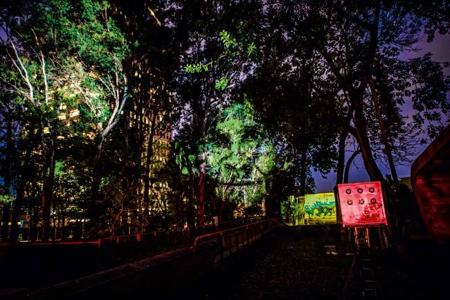 VIDEO MAPPING Video mapping na Praça Victor Civita: Projeto Symbiosis, Roberta Carvalho, na primeira edição do Festival de Luzes