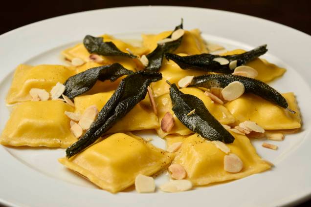 Massa recheada de ricota e limão-siciliano na manteiga e sálvia: prato do almoço da Aguzzo Trattoria Massa recheada de ricota e limão-siciliano na manteiga e sálvia: prato do almoço da Aguzzo Trattoria