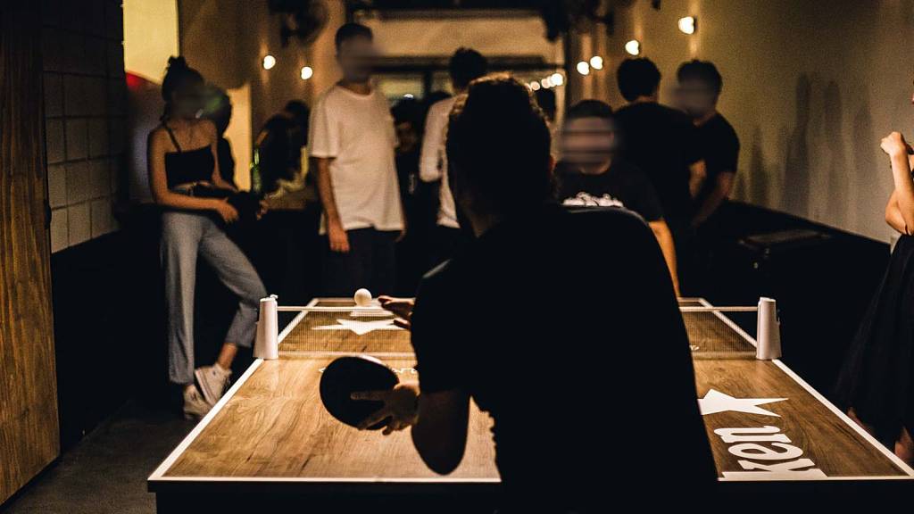 Jogos no bar: ambiente conta com uma mesa de tênis de uso gratuito Jogos no bar: ambiente conta com uma mesa de tênis de uso gratuito