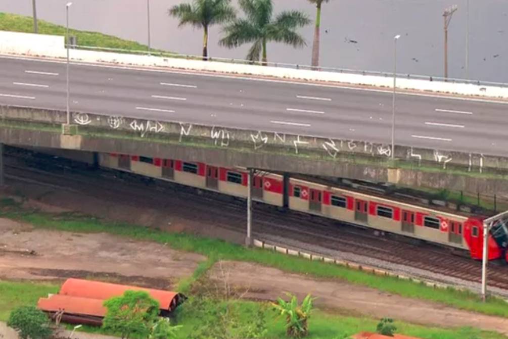 CPTM interrompe trecho de circulação após risco de queda de viaduto