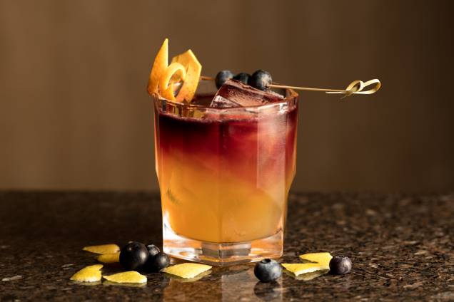 Criação de Victor Zucaroni: o oca leva bourbon, limão-siciliano, xarope de tangerina e especiarias, maracujá e Angostura Criação de Victor Zucaroni: o oca leva bourbon, limão-siciliano, xarope de tangerina e especiarias, maracujá e Angostura