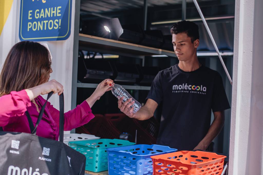 Empresa troca lixo reciclável por créditos no Uber e Bilhete Único