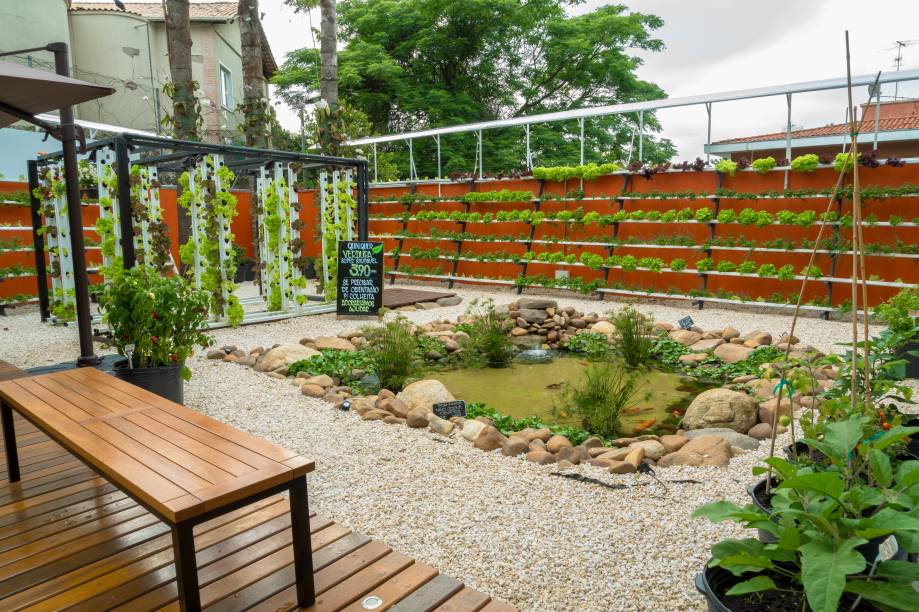 Espaço ao ar livre com horta e carpas Espaço ao ar livre com horta e carpas