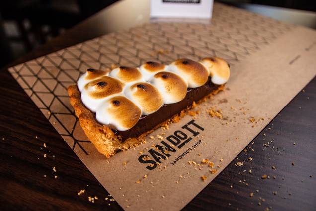 Torta que relembra o s'more, doce americano Torta que relembra o s'more, doce americano
