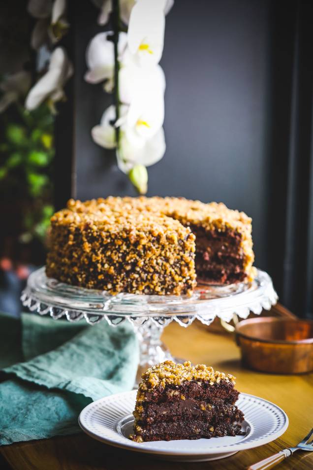 Bolo de chocolate recheado de brigadeiro crocante de pecã Bolo de chocolate recheado de brigadeiro crocante de pecã