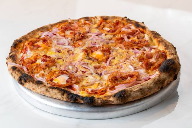 Pancetta: este tipo de bacon não defumado acompanha molho de tomate, ovo de codorna, cebola-roxa, parmesão e pimenta-do-reino Pancetta: este tipo de bacon não defumado acompanha molho de tomate, ovo de codorna, cebola-roxa, parmesão e pimenta-do-reino