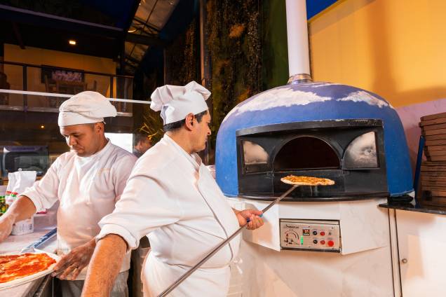 Forno a gás: comandado pelo italiano Ivano Sommadossi e seu auxiliar Waldir Borges Forno a gás: comandado pelo italiano Ivano Sommadossi e seu auxiliar Waldir Borges