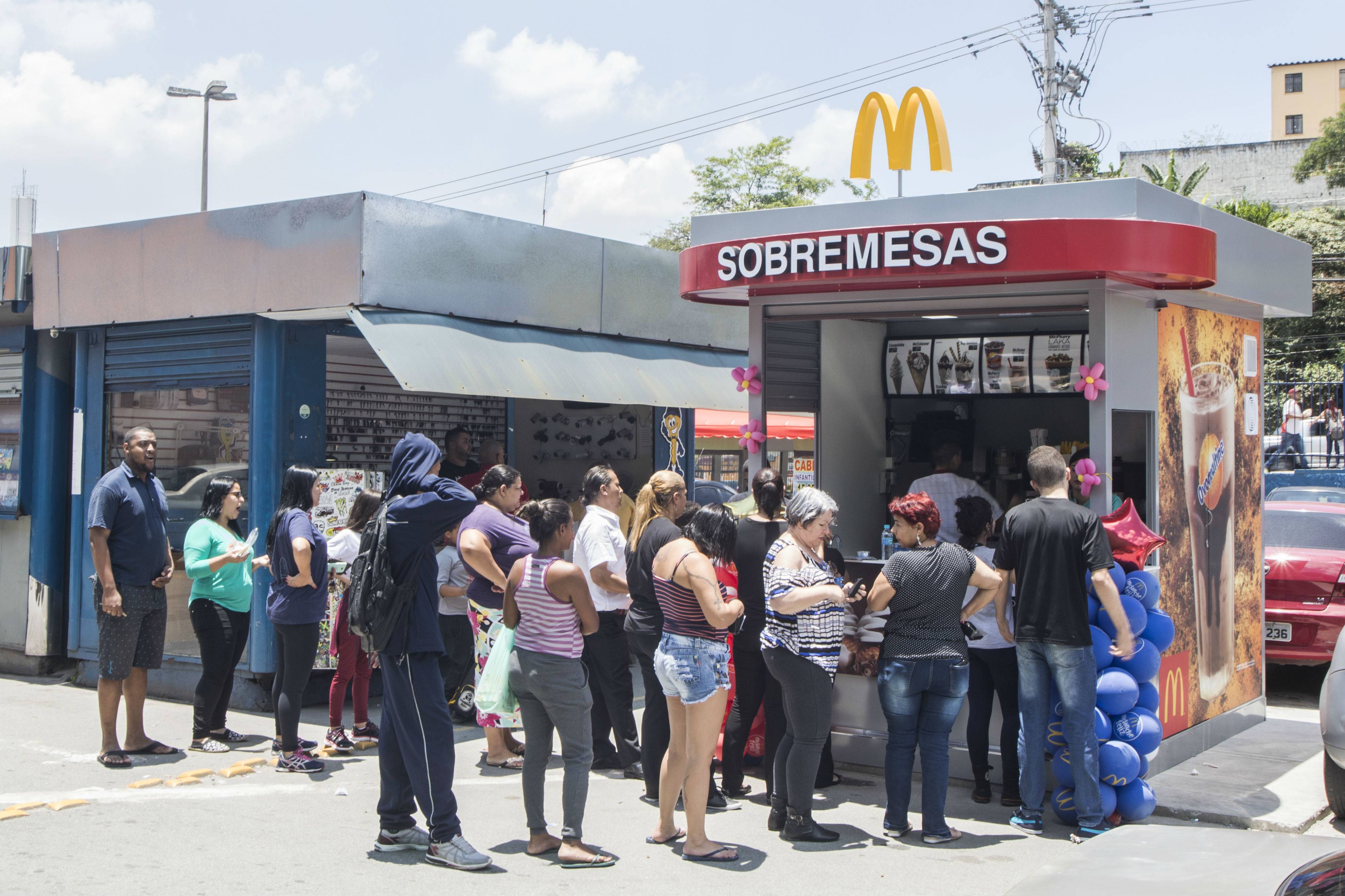 McDonald’s chega a bairro no extremo Leste de SP e moradores fazem fila