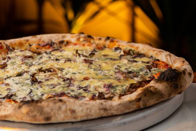 Pizza com radicchio: além da verdura, leva mussarela e gorgonzola Pizza com radicchio: além da verdura, leva mussarela e gorgonzola