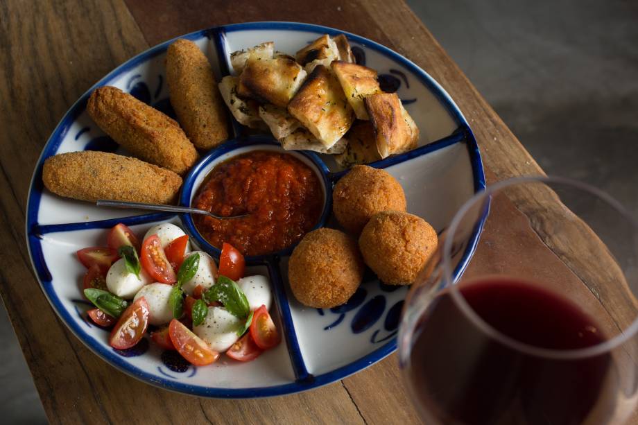 Entrada mista da Leggera: croquete de batata, bolinho de risoto e salada caprese com focaccia