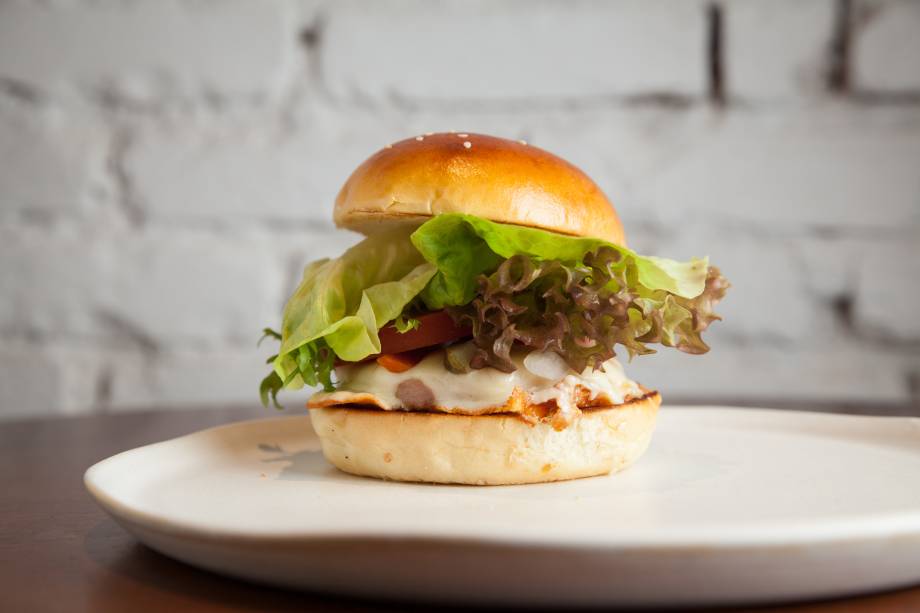 Sanduíche de peito de peru: o embutido passa pela chapa e vai com pão brioche, queijo meia-cura, picles de cenoura, tomate e salada