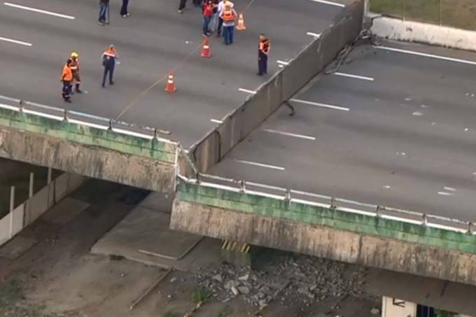 Trechos da Marginal Pinheiros começam a ser liberados após viaduto ceder