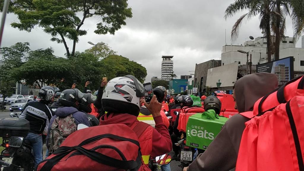 Motoqueiros de aplicativos realizam ato na capital e paralisam vias