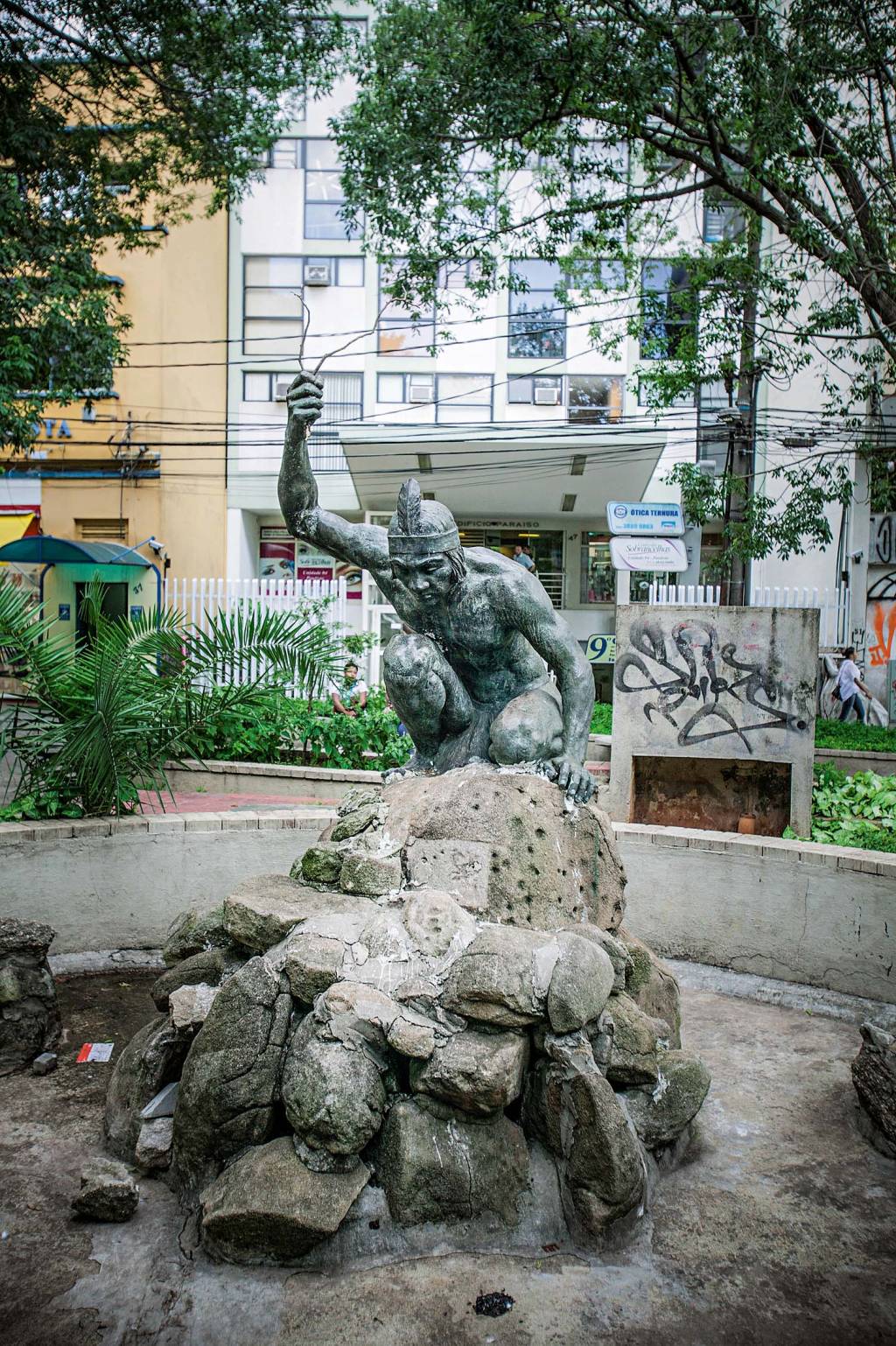 Onde fica a escultura do Índio Pescador