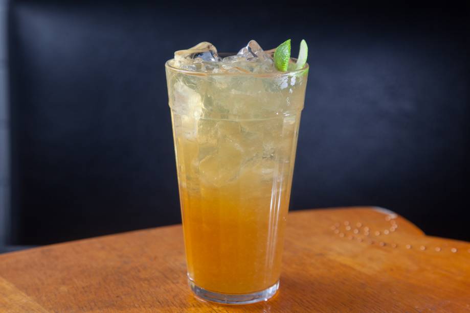 O surfe: drinque de aguardente cataia, limão, mel e gengibre do Estepe O surfe: drinque de aguardente cataia, limão, mel e gengibre do Estepe