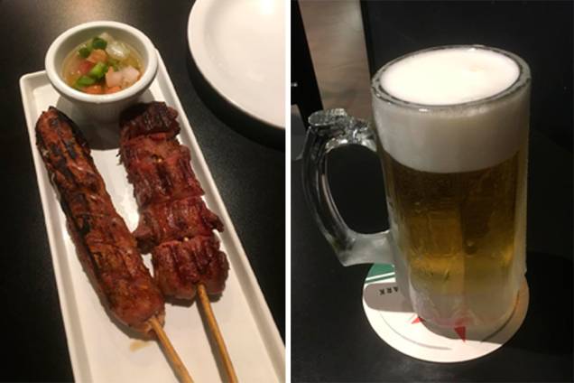 Carne e cerveja: espetos de linguiça e de filé-mignon com bacon e chope na taça congelada Carne e cerveja: espetos de linguiça e de filé-mignon com bacon e chope na taça congelada