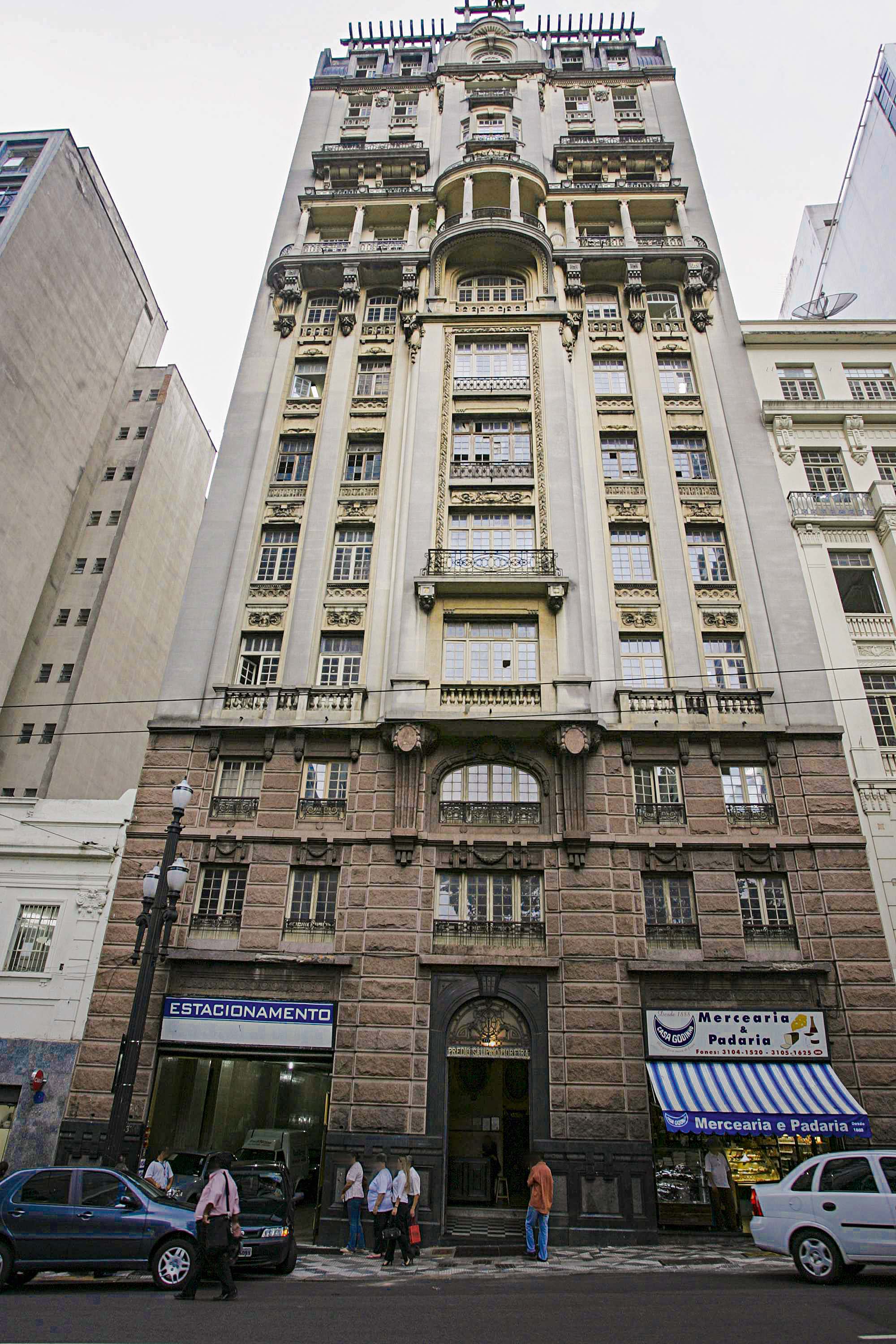 Fachada do Edif&iacute;cio Sampaio Moreira, na Rua Libero Badar&oacute;, no centro da cidade..jpg