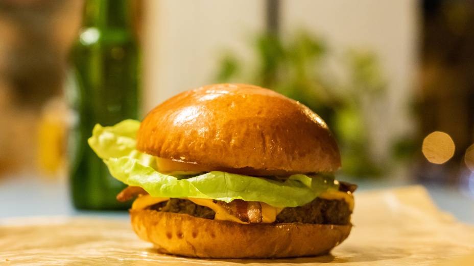 Sanduba dos bons: brioche tostado com queijo cheddar, alface e tomate, além do disco de acém e peito