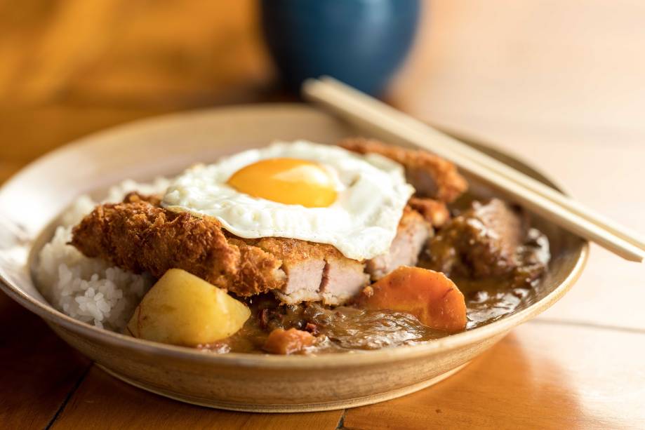 Tonkatsu kare à cavalo: lombo suíno empanado com molho de curry, arroz e ovo frito