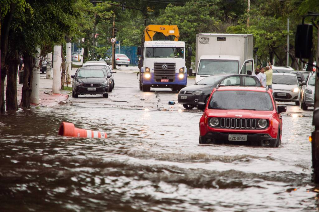 Chuvas na tarde de domingo (14) podem provocar alagamentos em São Paulo