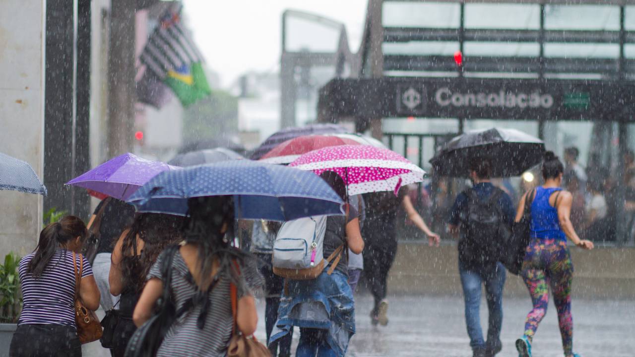 SP - CLIMA/SÃO PAULO/CHUVA - GERAL - Pedestres enfrentam chuva forte na Avenida Paulista, no centro da capital, na tarde dessa sexta-feira (30). 30/11/2018 -