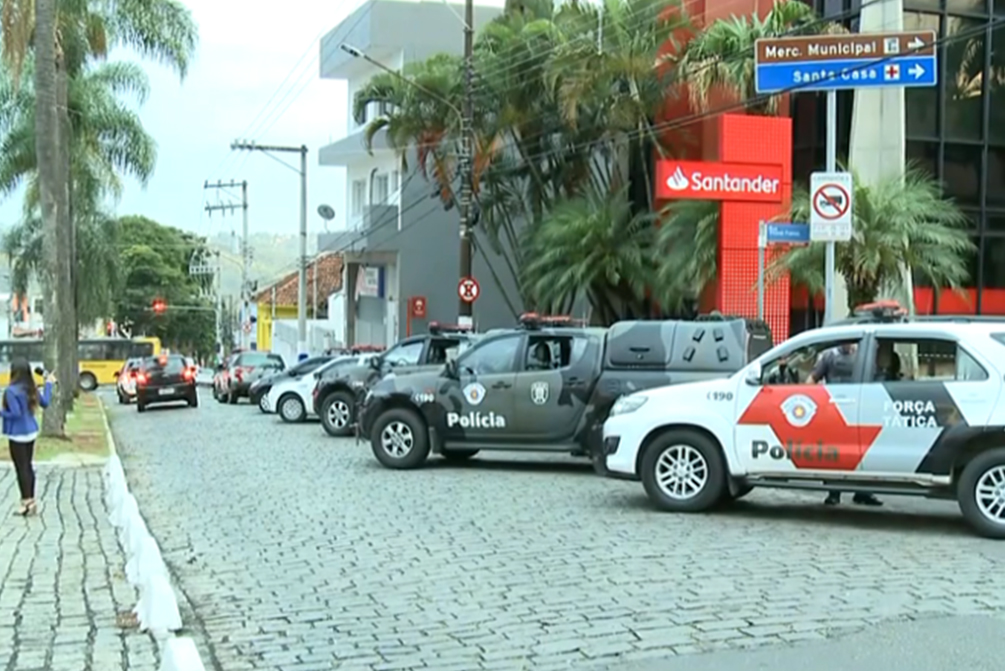 Assaltantes matam policial militar durante ataque a bancos em Atibaia
