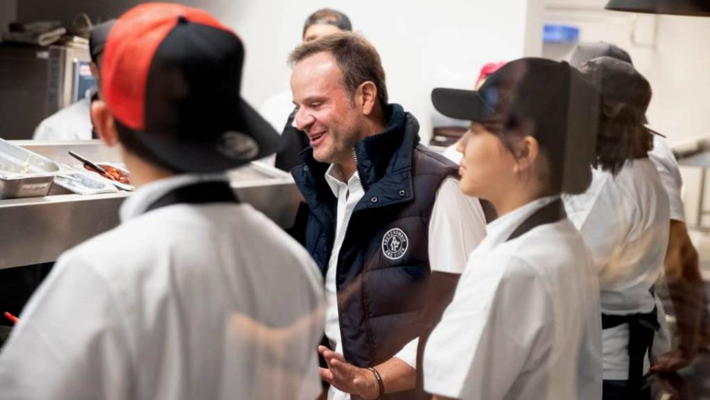 Rubens Barrichello inaugura seu primeiro restaurante