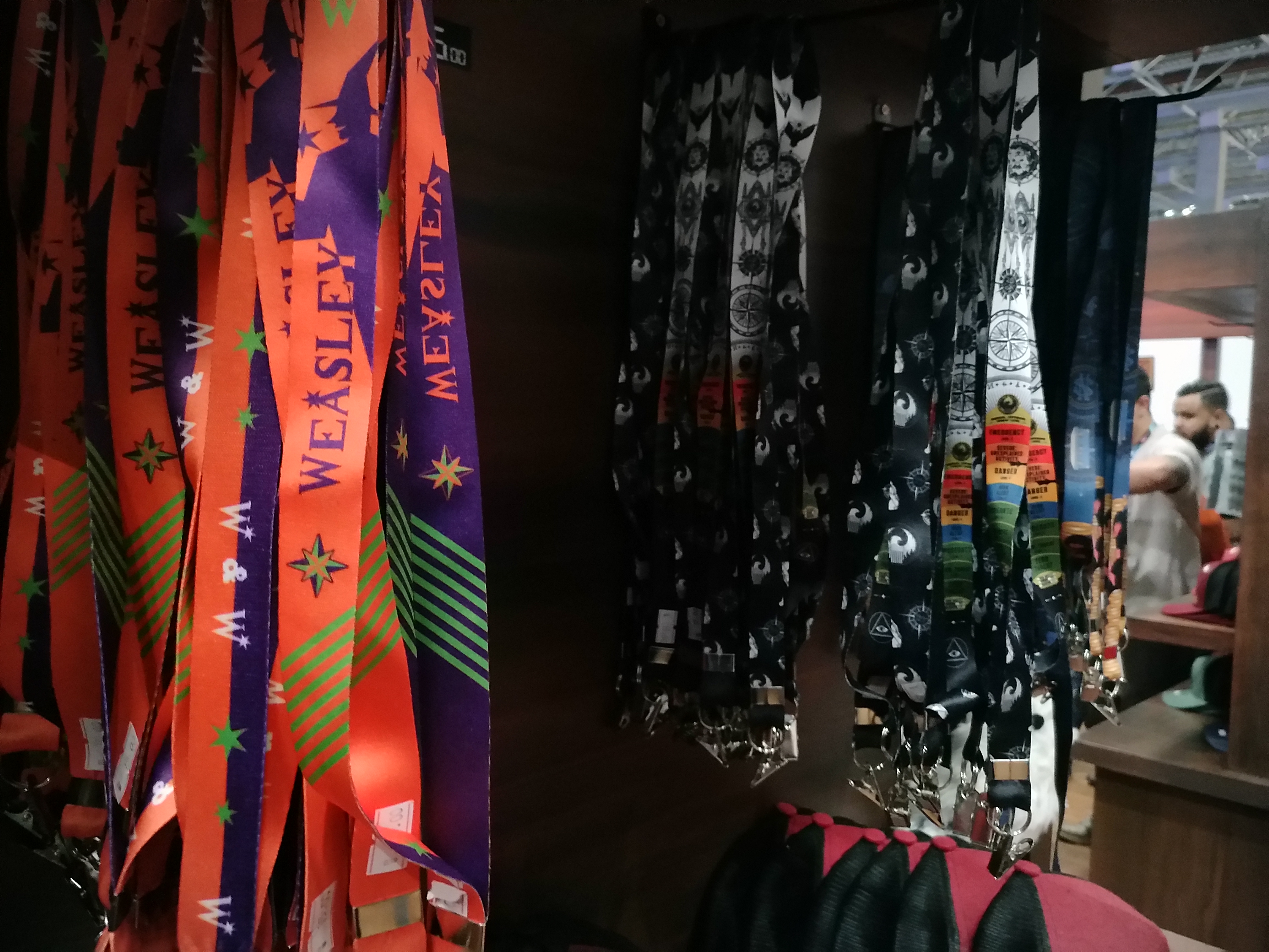 Cord&otilde;es para colocar a credencial da Comic Con, 15 reais
