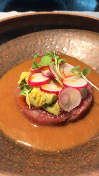 Tartare de atum: agora no almoço executivo, vem coberto por abacate e rabanete laminado mais molho de gengibre e shoyu Tartare de atum: agora no almoço executivo, vem coberto por abacate e rabanete laminado mais molho de gengibre e shoyu