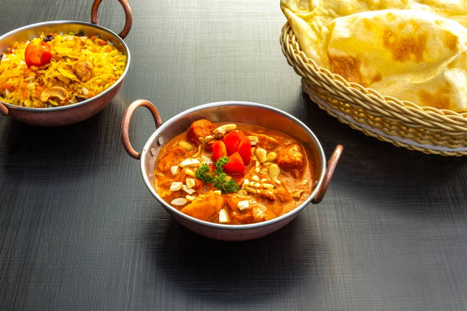 Murgh makhani: cubos de filé de frango marinados no iogurte com especiarias e cozidos no molho de tomate com manteiga