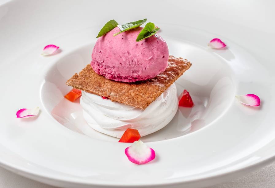 Pavlova com creme e tuille de amêndoas com sorbet de frutas vermelhas Pavlova com creme e tuille de amêndoas com sorbet de frutas vermelhas