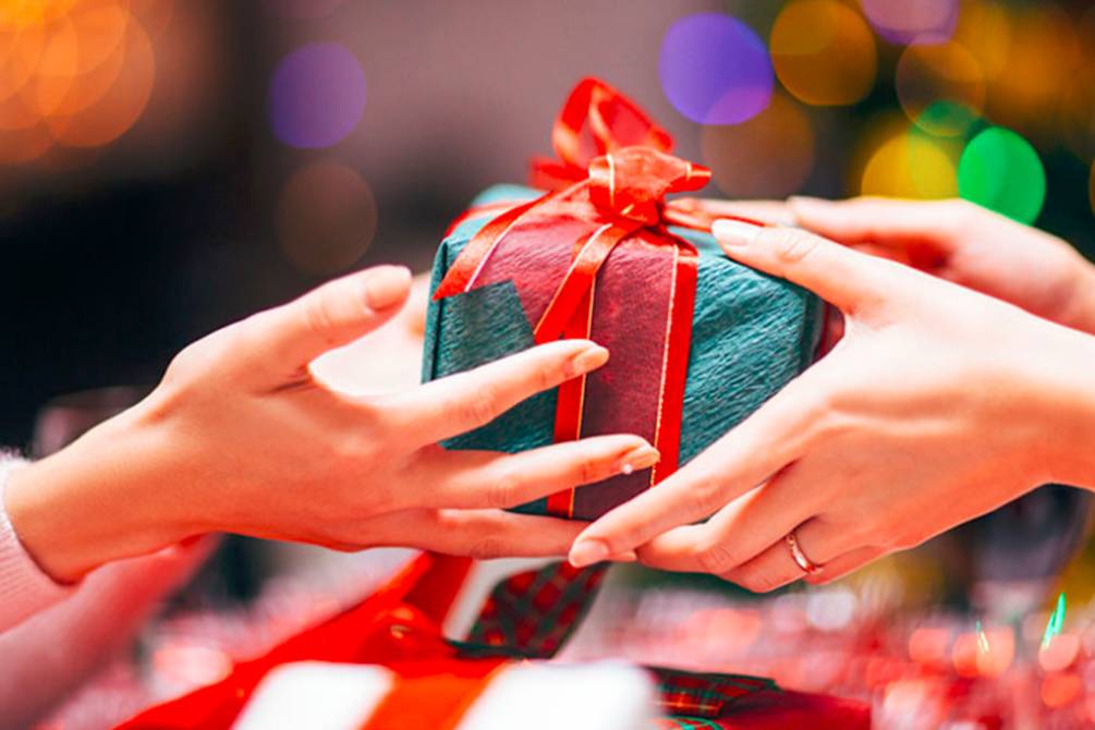 Mulher fica “chateada e ofendida” após ver presentes de Natal da cunhada